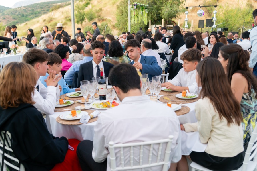 Las mesas del banquete llenas de invitados durante la cena