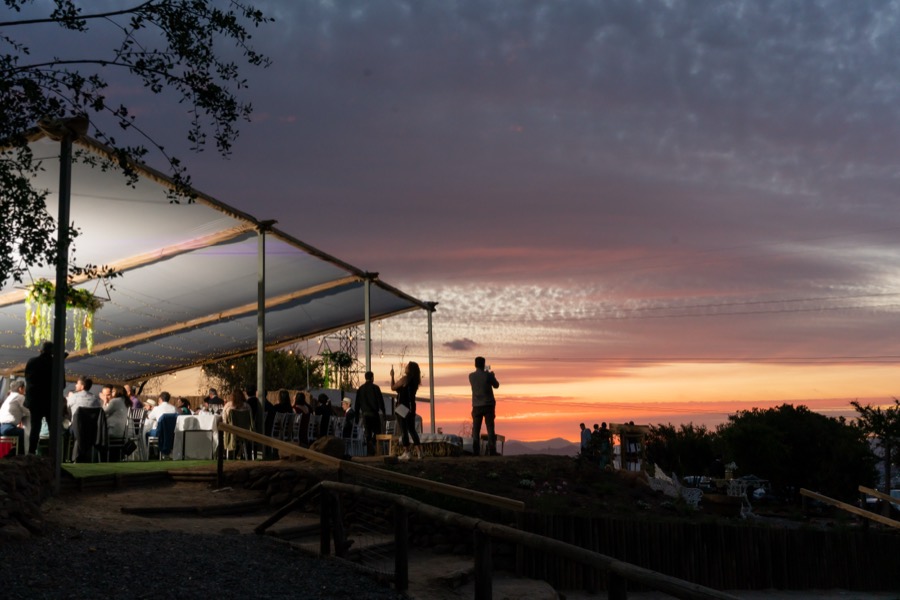 La carpa en el filo del cerro mientras se pone el sol