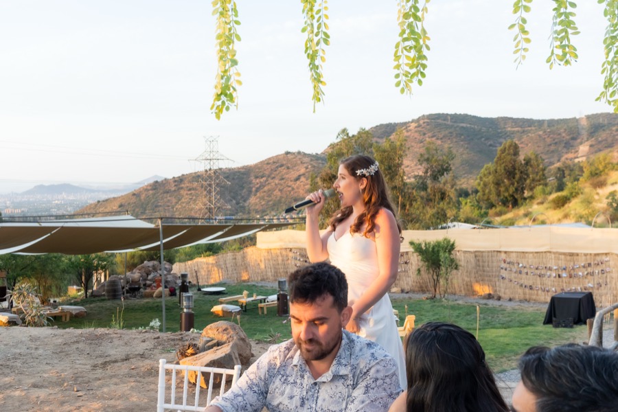 Ceremonia al aire libre con el cordón de cerros de fondo