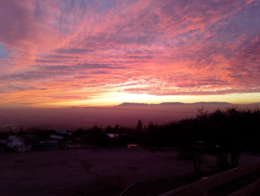Cielo completamente rosado sobre el valle al anochecer