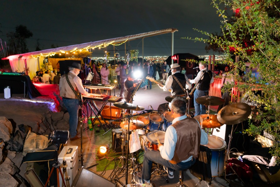 La barra y los invitados durante la fiesta de noche