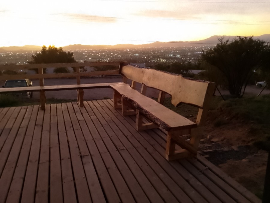Bancas de tablón en el deck mirador al atardecer