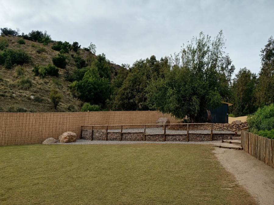 El pasto verde con el cordón de cerros detrás, hacia el oriente