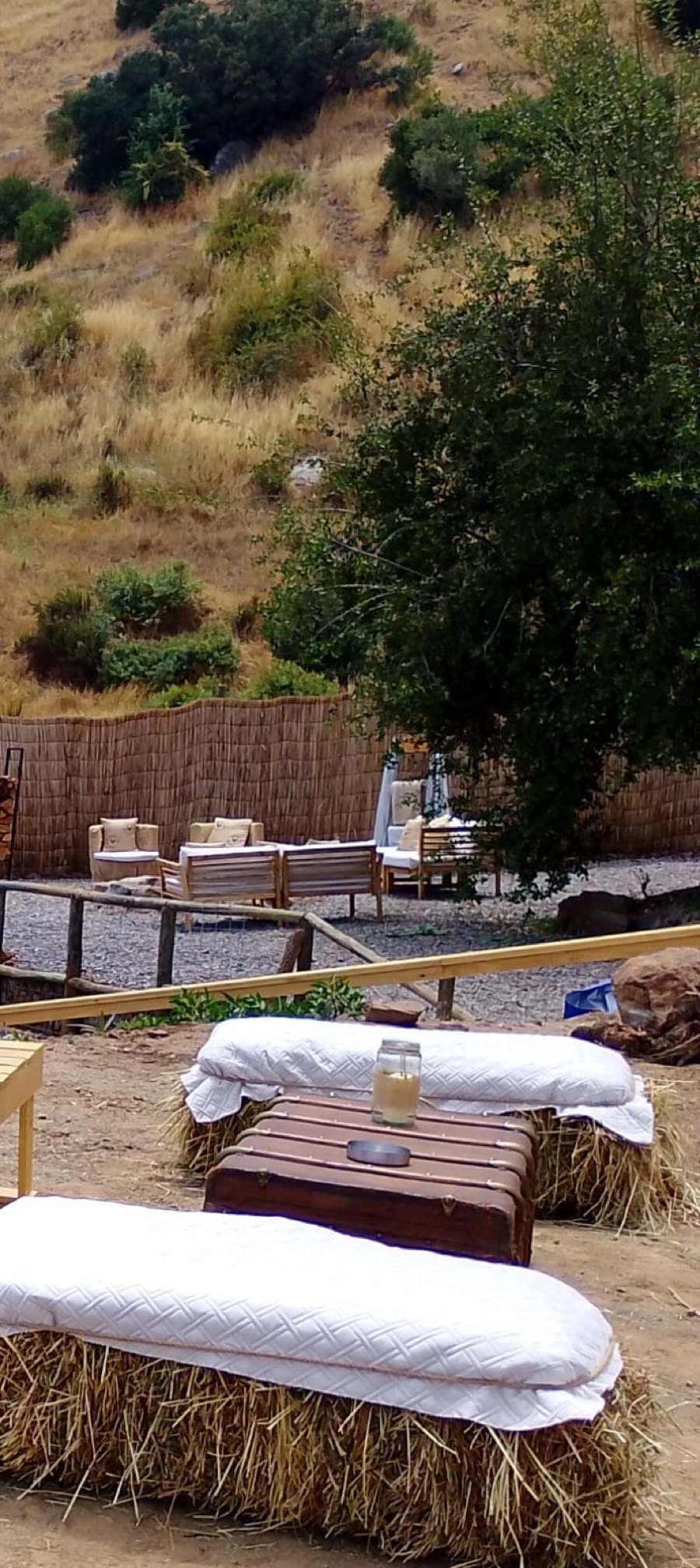 Rincón de living junto al cerco de coirón